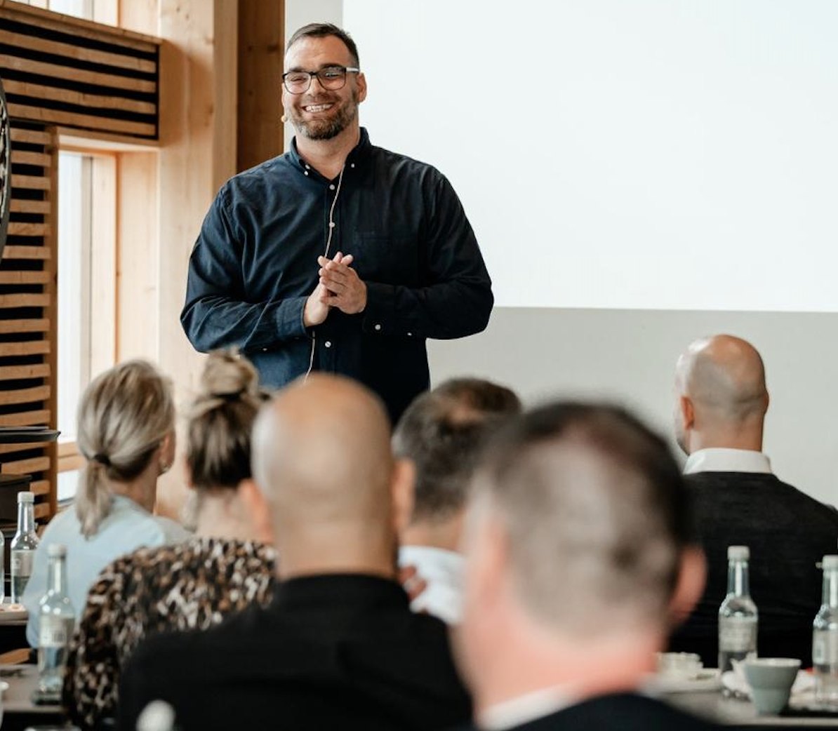 Troels Mark Meyer holder foredrag for en gruppe deltagere